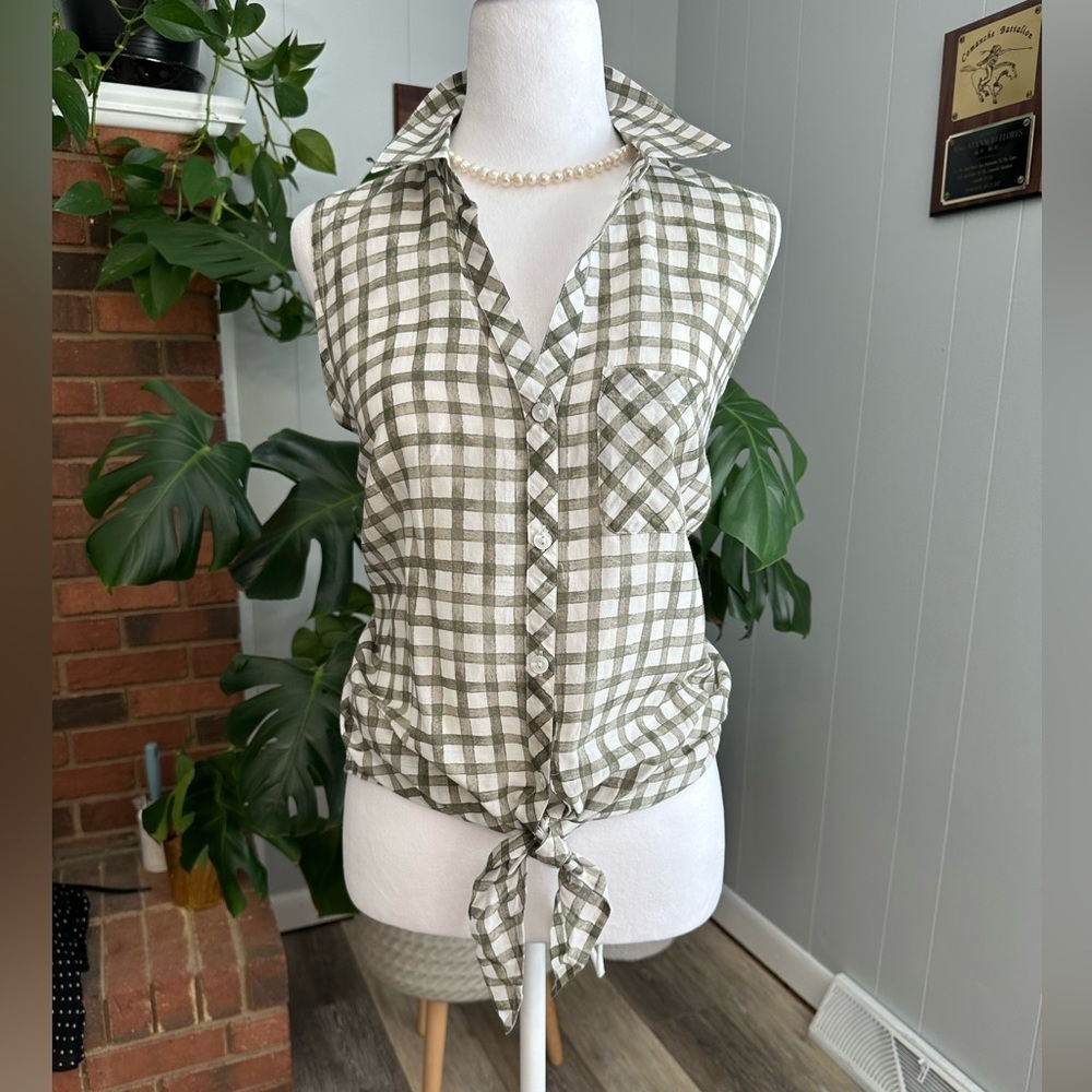 🛍️ J. Jill sleeveless button shirt with ties bottom like new condition.